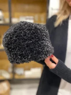 New Gauhar - Faux fur tekoturkishattu, black Hatut, Käsineet Ja Sukat