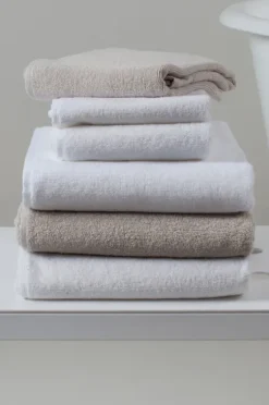 Outlet beige froteepyyhe, kaksi kokoa Kylpyhuonetekstiilit